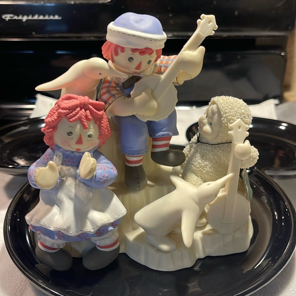 Dept 56 Raggedy Ann and Andy Snowbabies the guest collection - penguins